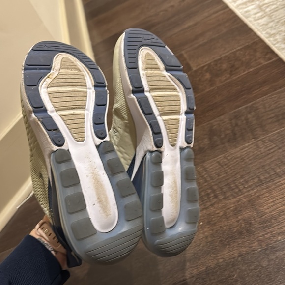 Women’s Nike Air Max 270 
Light Bone / Diffused Blue / White - Picture 7 of 7